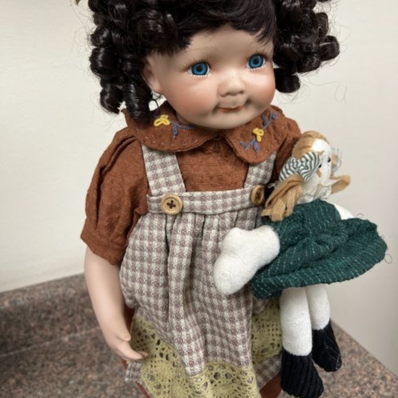 Porcelain doll holding a baby doll - Picture 5 of 11